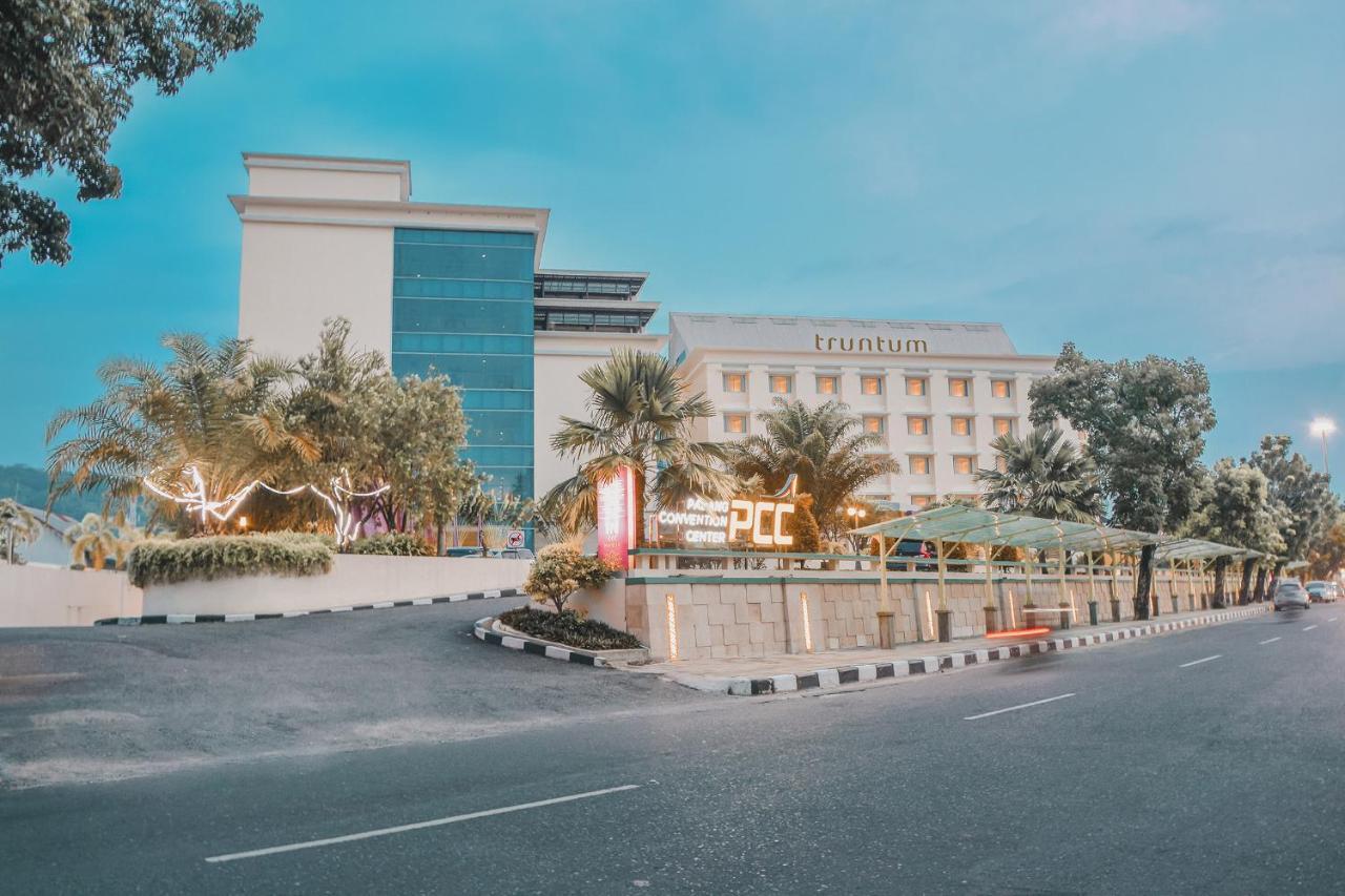 Hotel Truntum Padang Exterior foto